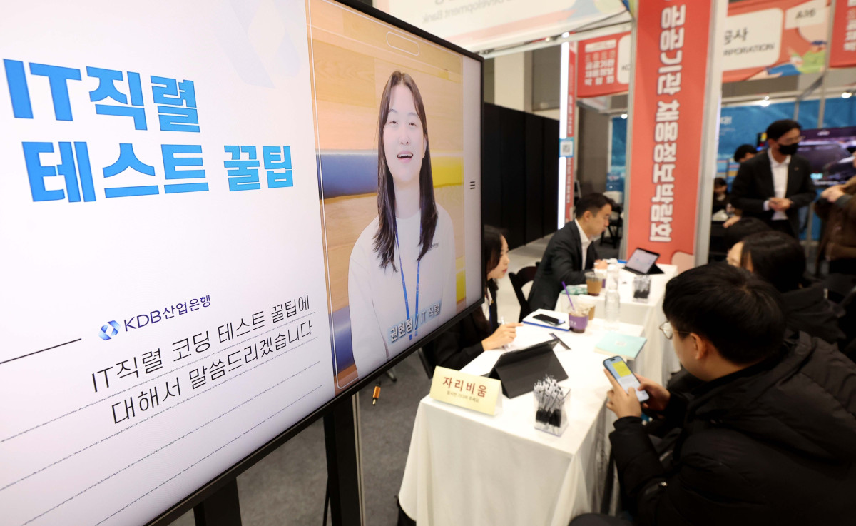 ▲27일 서울 서초구 aT센터에서 열린 '2026 공공기관 채용정보 박람회'를 찾은 구직자들이 채용상담을 받고 있다. 신태현 기자 holjjak@