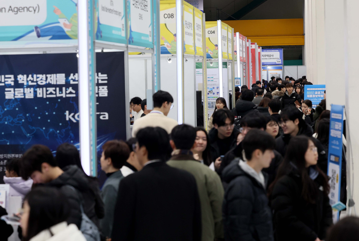 ▲27일 서울 서초구 aT센터에서 열린 '2026 공공기관 채용정보 박람회' 행사장이 구직자들로 붐비고 있다. 신태현 기자 holjjak@