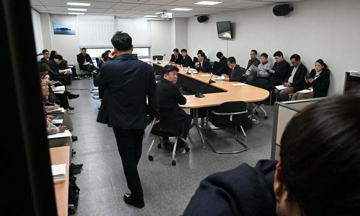 ▲27일 국회의원회관에서 재정경제기획위원회 소속 더불어민주당 의원들과 이형일 재정경제부 1차관이 참석한 가운데 당정협의가 열리고 있다. 사진=연합뉴스