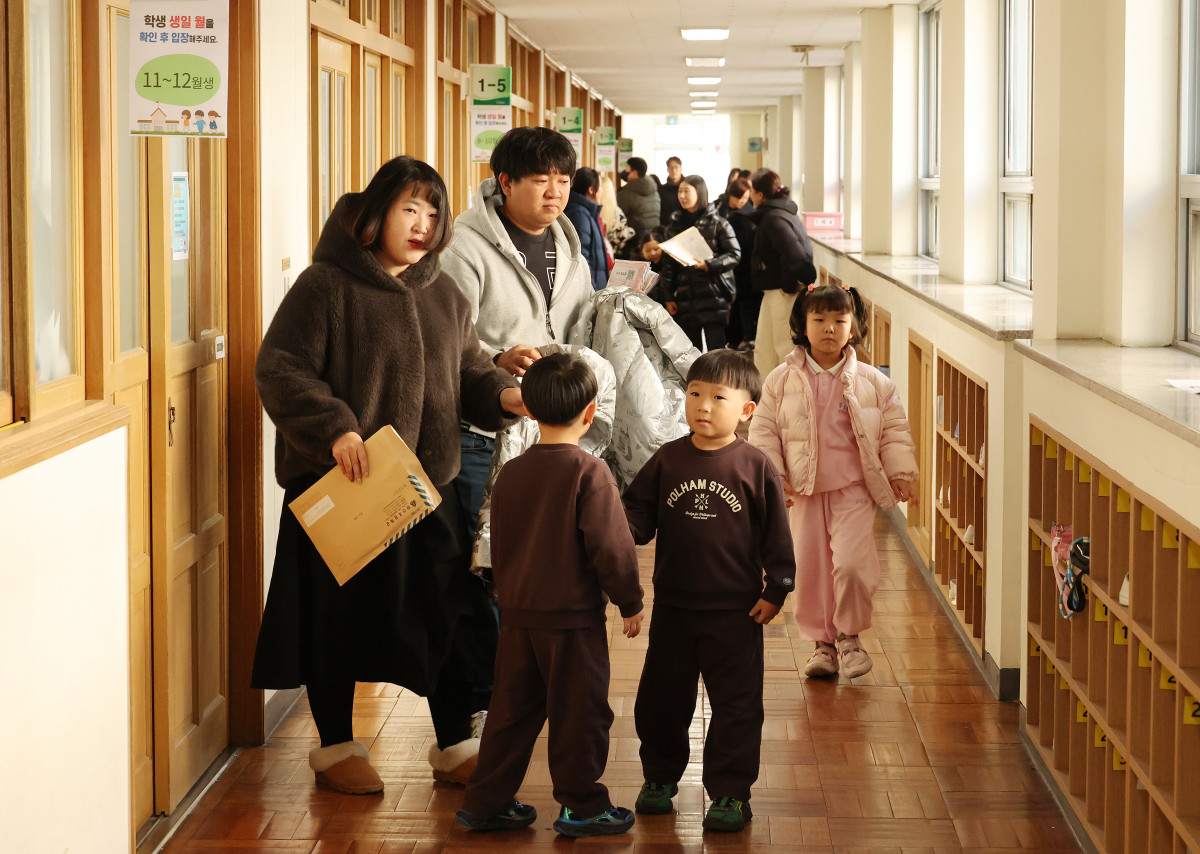 ▲2026학년도 부산지역 공립 초등학교 신입생 예비소집이 진행된 6일 오후 부산 연제구 창신초등학교에서 쌍둥이 예비 초등학생과 학부모가 상담을 마치고 교실을 나서고 있다. (연합뉴스)