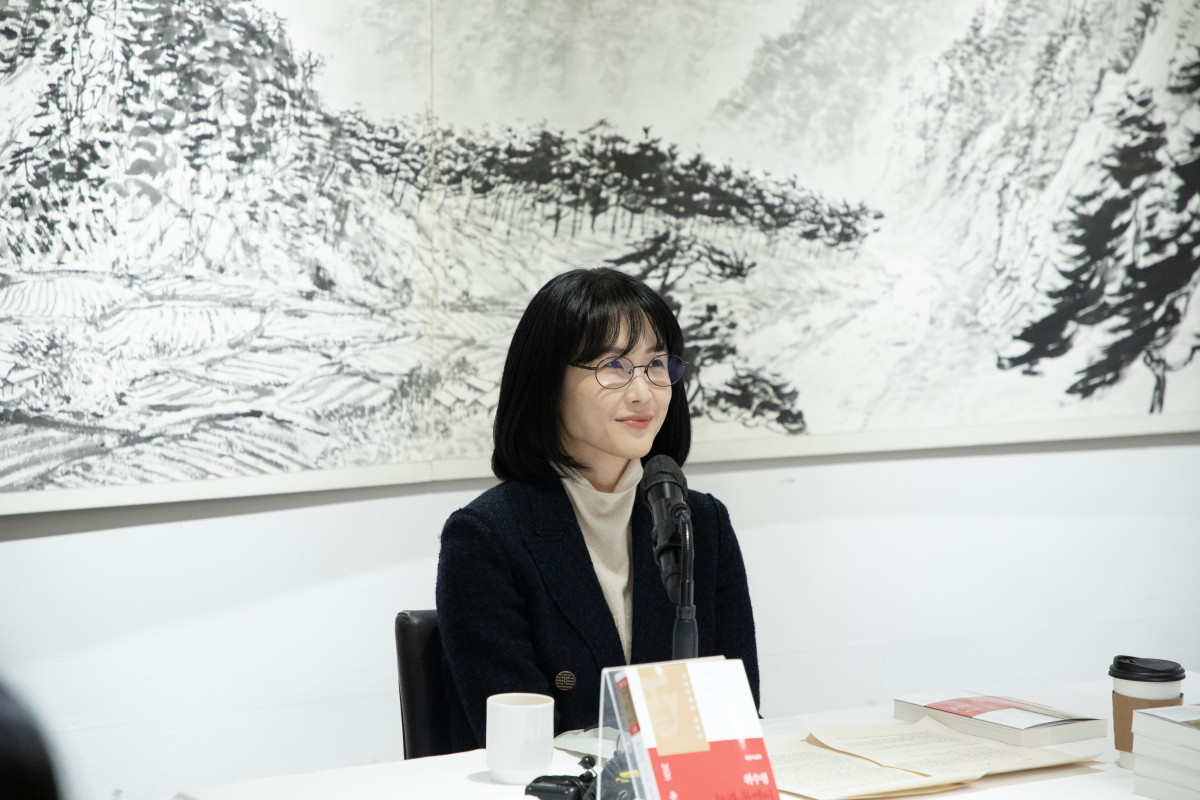 ▲27일 서울 중구 달개비에서 열린 이상문학상 기자간담회에서 대상을 받은 위수정 작가의 모습.
 (사진제공=다산북스)