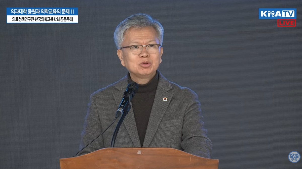▲김택우 대한의사협회장이 27일 대한의사협회회관에서 열린 세미나에서 발언하고 있다. (사진제공=KMA TV)