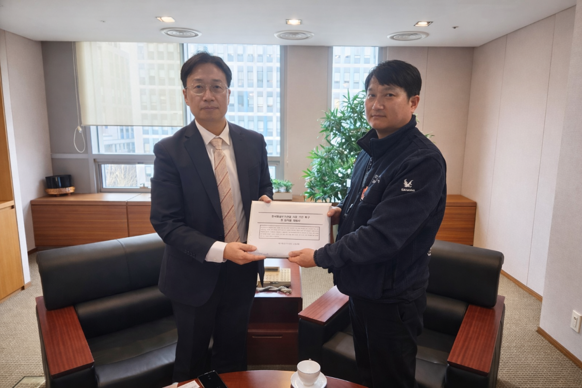 ▲한국항공우주산업(KAI) 노동조합이 한국수출입은행에 사장 인선 촉구를 위한 전 임직원 청원서를 전달하고 있다. (사진= KAI 노조)