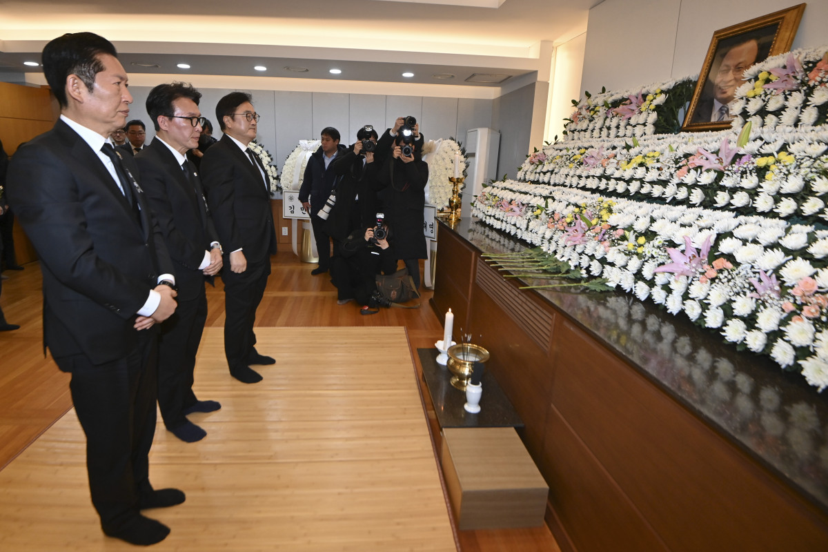 ▲김민석 국무총리, 우원식 국회의장, 더불어민주당 정청래 대표가 27일 서울 종로구 서울대학교병원 장례식장에서 고 이해찬 전 국무총리의 빈소를 조문하고 있다. (사진=연합뉴스)