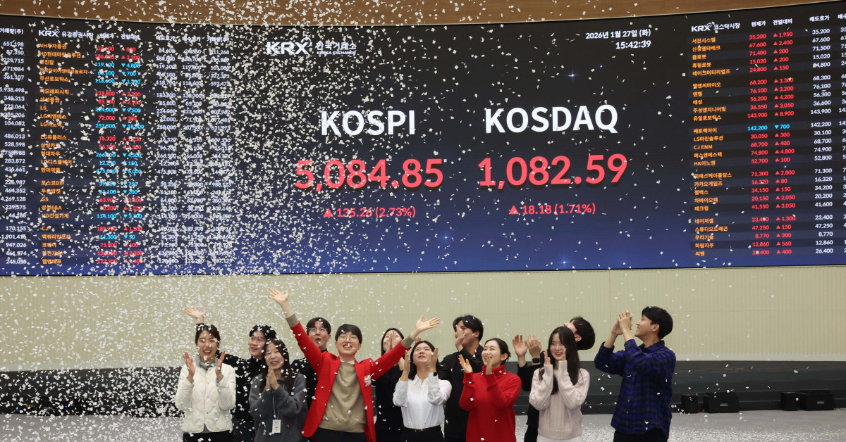 ▲코스피가 종가 기준 사상 처음 5000선을 돌파한 27일 서울 여의도 한국거래소에서 관계자들이 축하 세리머니를 하고 있다. 이날 코스피는 전장보다 135.26포인트(2.73%) 오른 5084.85로 장을 마쳤다. 종가 기준으로 코스피가 5000선을 넘어선 건 이번이 처음이며, 전날 기록한 장중 사상 최고치(5023.76)도 동시에 갈아치웠다. 한편, 코스닥은 전 거래일보다 18.18포인트(1.71%) 오른 1082.59로 장을 마감했다. 신태현 기자 holjjak@