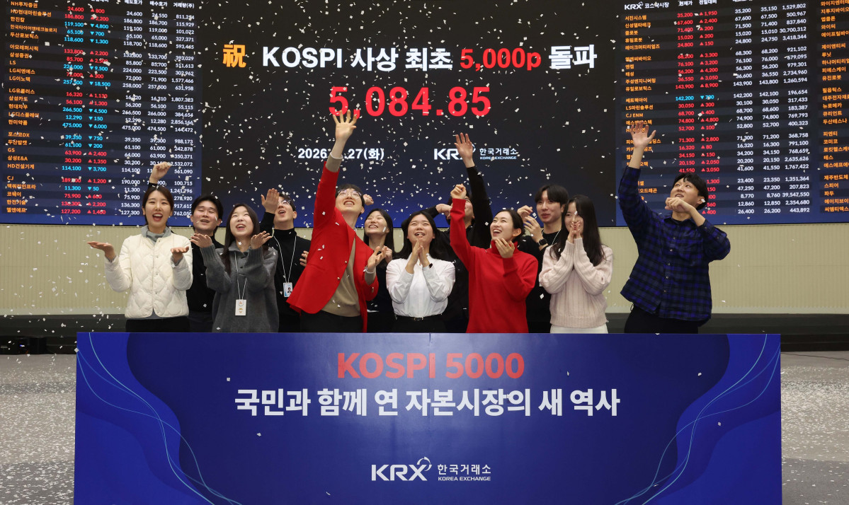 ▲코스피가 종가 기준 사상 처음 5000선을 돌파한 27일 서울 여의도 한국거래소에서 관계자들이 축하 세리머니를 하고 있다. 이날 코스피는 전장보다 135.26포인트(2.73%) 오른 5084.85로 장을 마쳤다. 종가 기준으로 코스피가 5000선을 넘어선 건 이번이 처음이며, 전날 기록한 장중 사상 최고치(5023.76)도 동시에 갈아치웠다. 한편, 코스닥은 전 거래일보다 18.18포인트(1.71%) 오른 1082.59로 장을 마감했다. 신태현 기자 holjjak@