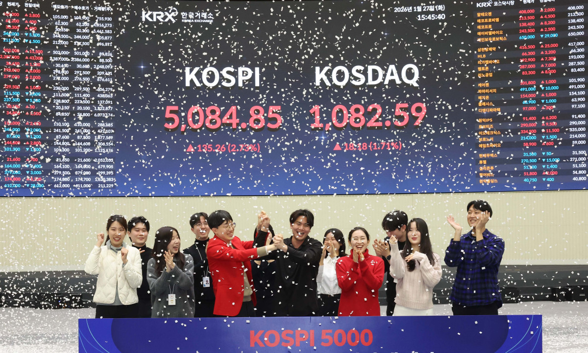 ▲코스피가 종가 기준 사상 처음 5000선을 돌파한 27일 서울 여의도 한국거래소에서 관계자들이 축하 세리머니를 하고 있다. 이날 코스피는 전장보다 135.26포인트(2.73%) 오른 5084.85로 장을 마쳤다. 종가 기준으로 코스피가 5000선을 넘어선 건 이번이 처음이며, 전날 기록한 장중 사상 최고치(5023.76)도 동시에 갈아치웠다. 한편, 코스닥은 전 거래일보다 18.18포인트(1.71%) 오른 1082.59로 장을 마감했다. 신태현 기자 holjjak@