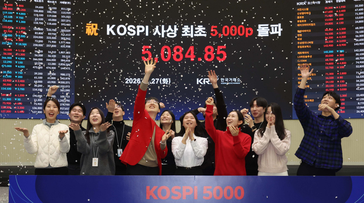 ▲코스피가 종가 기준 사상 처음 5000선을 돌파한 27일 서울 여의도 한국거래소에서 관계자들이 축하 세리머니를 하고 있다. 이날 코스피는 전장보다 135.26포인트(2.73%) 오른 5084.85로 장을 마쳤다. 종가 기준으로 코스피가 5000선을 넘어선 건 이번이 처음이며, 전날 기록한 장중 사상 최고치(5023.76)도 동시에 갈아치웠다. 한편, 코스닥은 전 거래일보다 18.18포인트(1.71%) 오른 1082.59로 장을 마감했다. 신태현 기자 holjjak@
