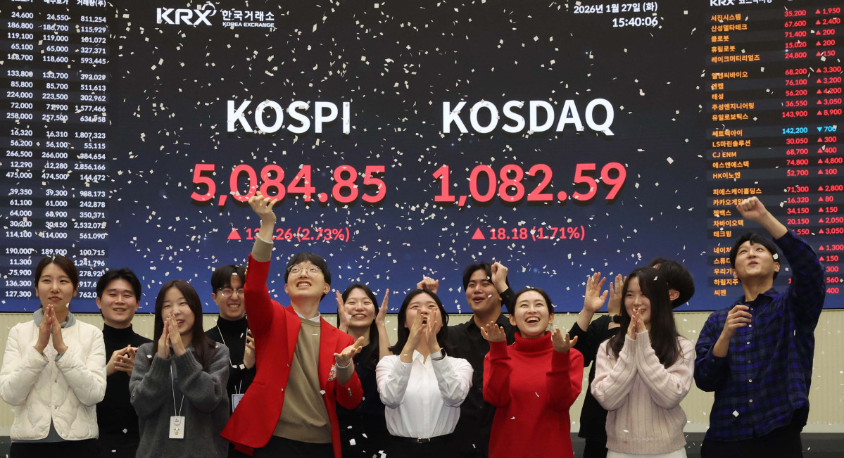 ▲코스피가 종가 기준 사상 처음 5000선을 돌파한 27일 서울 여의도 한국거래소에서 관계자들이 축하 세리머니를 하고 있다. 이날 코스피는 전장보다 135.26포인트(2.73%) 오른 5084.85로 장을 마쳤다. 종가 기준으로 코스피가 5000선을 넘어선 건 이번이 처음이며, 전날 기록한 장중 사상 최고치(5023.76)도 동시에 갈아치웠다. 한편, 코스닥은 전 거래일보다 18.18포인트(1.71%) 오른 1082.59로 장을 마감했다. 신태현 기자 holjjak@