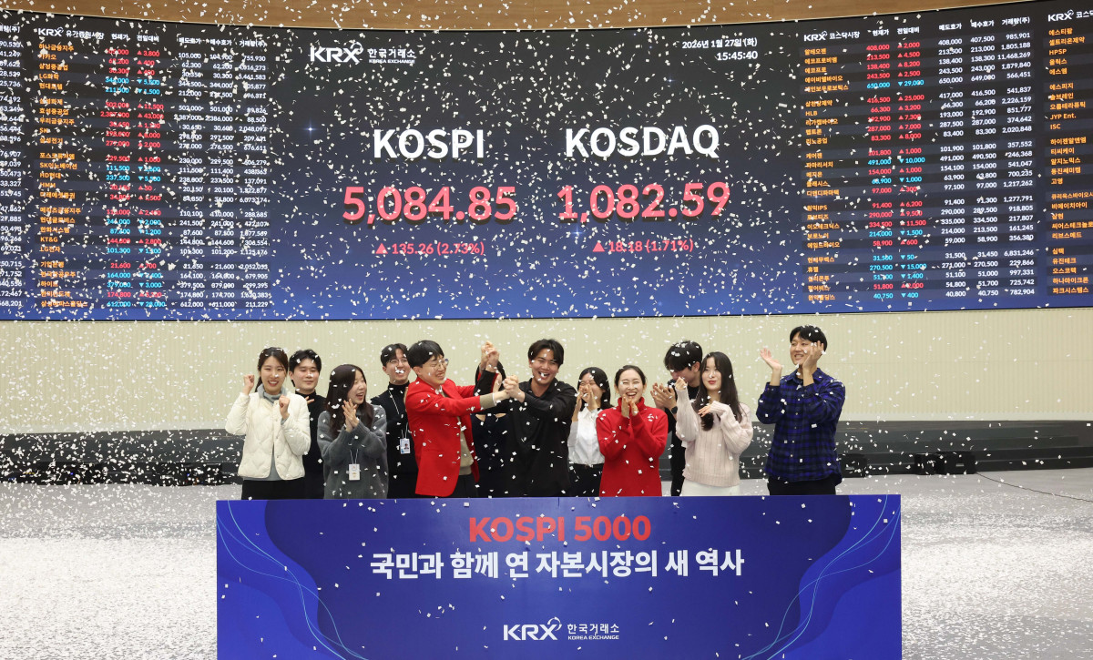▲코스피가 종가 기준 사상 처음 5000선을 돌파한 27일 서울 여의도 한국거래소에서 관계자들이 축하 세리머니를 하고 있다. 이날 코스피는 전장보다 135.26포인트(2.73%) 오른 5084.85로 장을 마쳤다. 종가 기준으로 코스피가 5000선을 넘어선 건 이번이 처음이며, 전날 기록한 장중 사상 최고치(5023.76)도 동시에 갈아치웠다. 한편, 코스닥은 전 거래일보다 18.18포인트(1.71%) 오른 1082.59로 장을 마감했다. 신태현 기자 holjjak@
