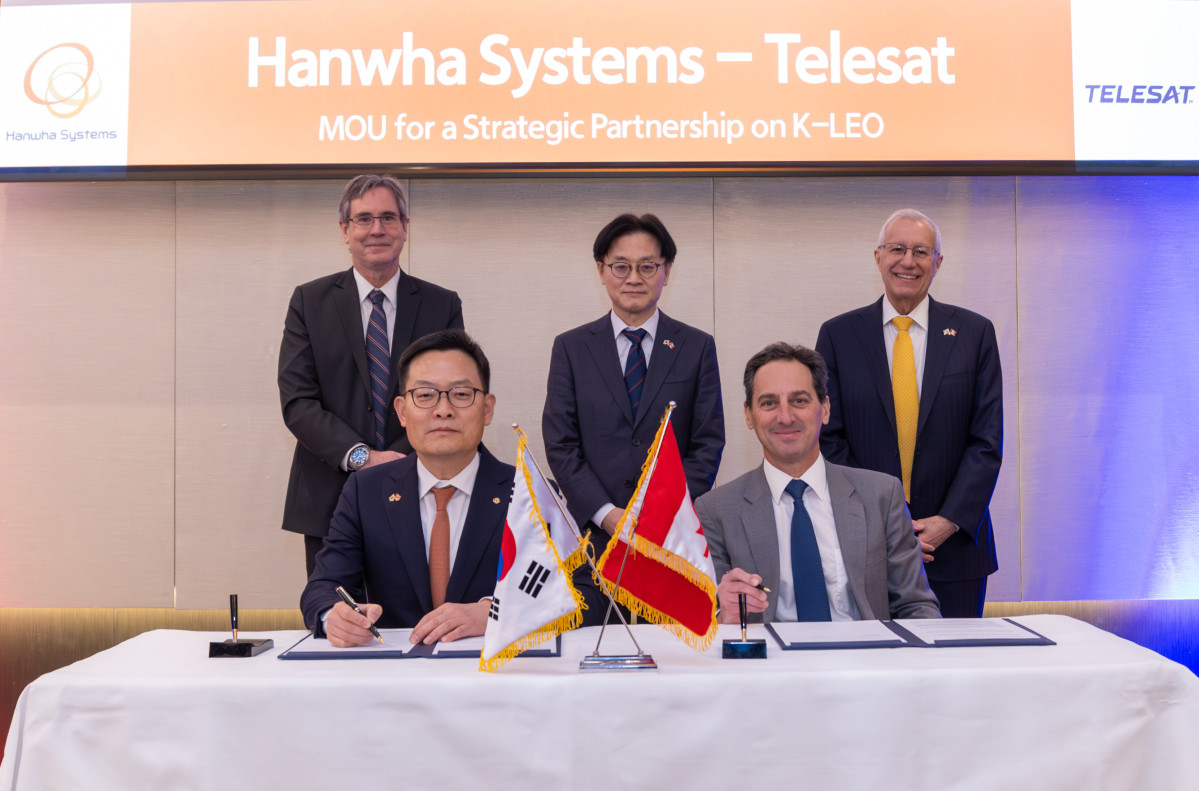 ▲한화그룹이 26일(캐나다 현지 시간) 캐나다 차세대 잠수함 사업 수주를 위해 캐나다 철강, AI, 우주 분야 기업 5곳과 전략적 투자 및 협력을 위한 양해각서(MOU)를 체결했다. 손재일 한화시스템 대표(앞줄 왼쪽)와 댄 골드버그(Dan Goldberg) 텔레셋 CEO가 MOU 서명을 마친 모습. 뒷줄 왼쪽부터 필립 제닝스(Philip Jennings) 혁신과학경제개발부 차관, 김정관 산업통상부 장관, 빅터 피델리(Victor Fedeli) 온타리오주 경제개발부 장관. (한화)