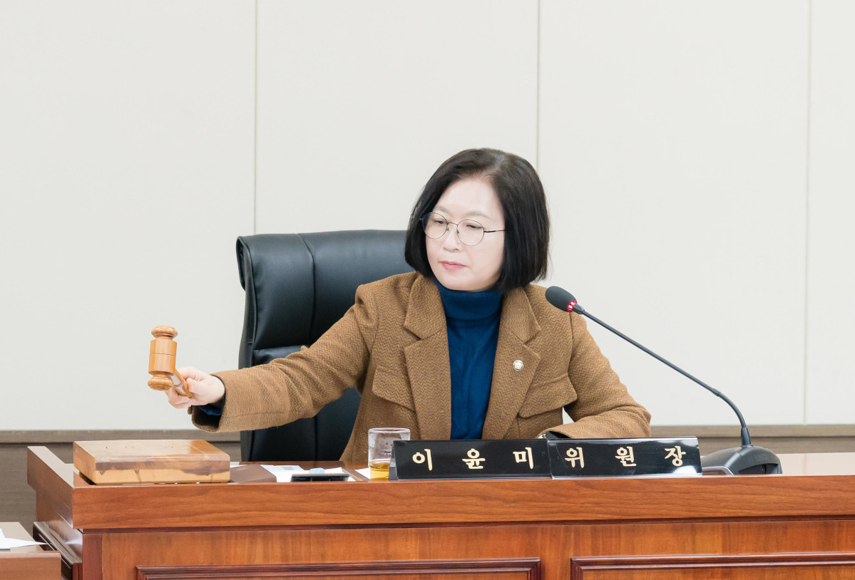 ▲이윤미 용인특례시의회 의회운영위원장이 27일 의회운영위원회 회의에서 제300회 임시회 일정을 의결하며 의사봉을 두드리고 있다. (용인특례시의회 )
