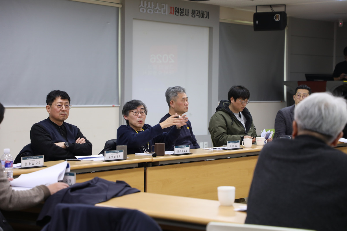 ▲'수원 독립운동의 길 추진위원회' 위원들이 16일 수원시자원봉사센터 대강당에서 대표 독립운동가 선정 및 코스 조성 관련 회의를 진행하고 있다.  (수원특례시)