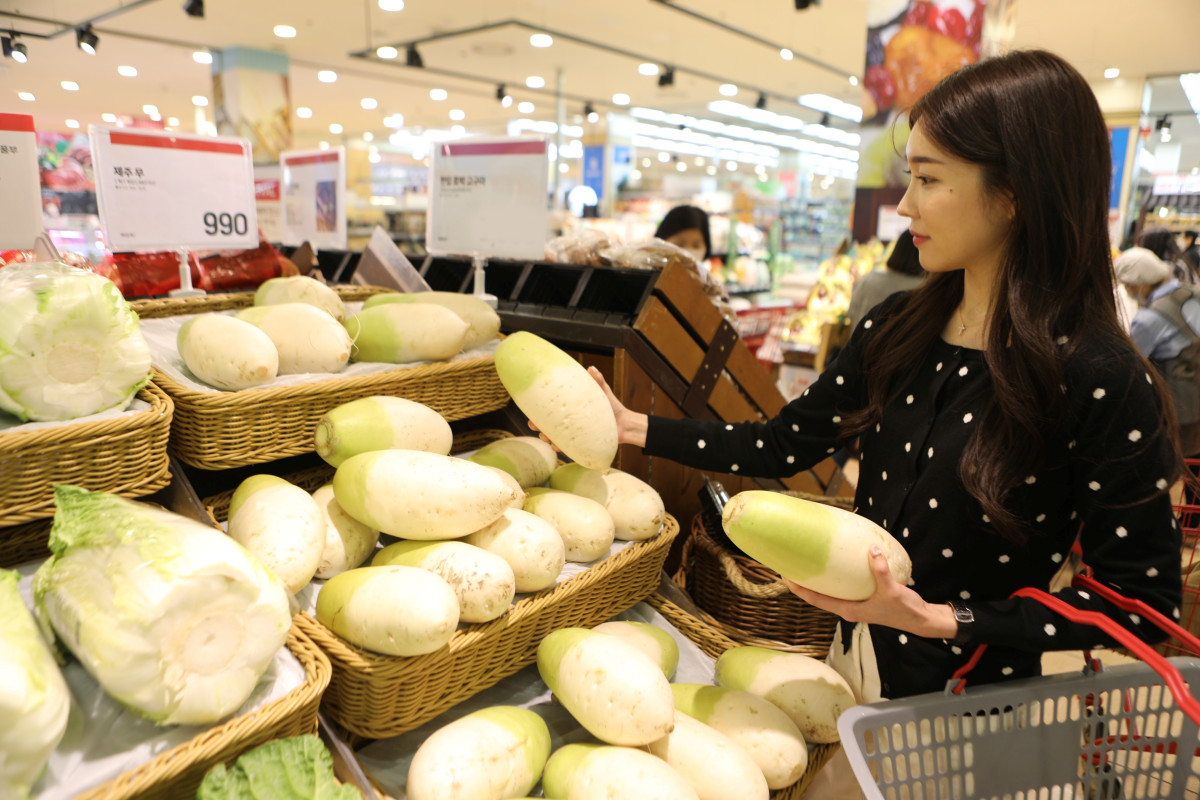 ▲서울 중구에 위치한 롯데마트 제타플렉스 서울역점에서 제주산 '상생 무'를 구매하는 고객의 모습이다. (사진제공 = 롯데마트)