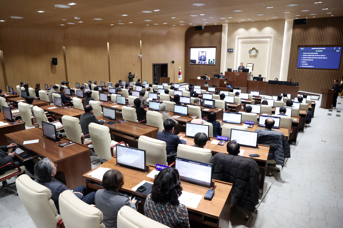 ▲수원특례시의회가 27일 제398회 임시회 제1차 본회의를 열고 2026년 새해 첫 회기 일정을 시작했다. (수원특례시)