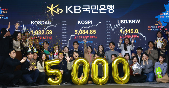 ▲코스피가 종가 기준 사상 처음 5000선을 넘은 가운데 KB국민은행 딜링룸에서 직원들이 환호하고 있다.  (사진제공=KB국민은행)