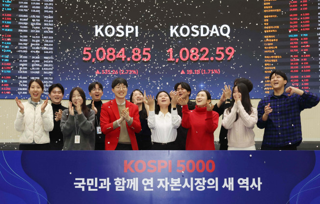 ▲코스피가 종가 기준 사상 처음 5000선을 돌파한 27일 서울 여의도 한국거래소에서 관계자들이 축하 세리머니를 하고 있다. 이날 코스피는 전장보다 135.26포인트(2.73%) 오른 5084.85로 장을 마쳤다. 종가 기준으로 코스피가 5000선을 넘어선 건 이번이 처음이며, 전날 기록한 장중 사상 최고치(5023.76)도 동시에 갈아치웠다. 한편, 코스닥은 전 거래일보다 18.18포인트(1.71%) 오른 1082.59로 장을 마감했다. 신태현 기자 holjjak@