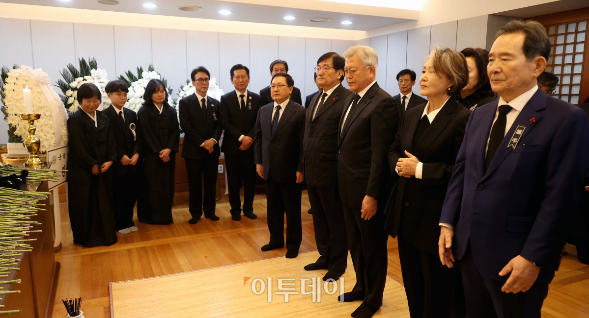 ▲문재인 전 대통령과 김정숙 여사, 정세균 전 국무총리, 노영민 전 대통령비서실장, 유영민 과학기술정보통신부장관이 27일 오후 서울 종로구 서울대학교병원 장례식장에 마련된 고 이해찬 민주평화통일자문회의 수석부의장의 빈소를 찾아 조문하고 있다. <2026.1.27 사진공동취재단>