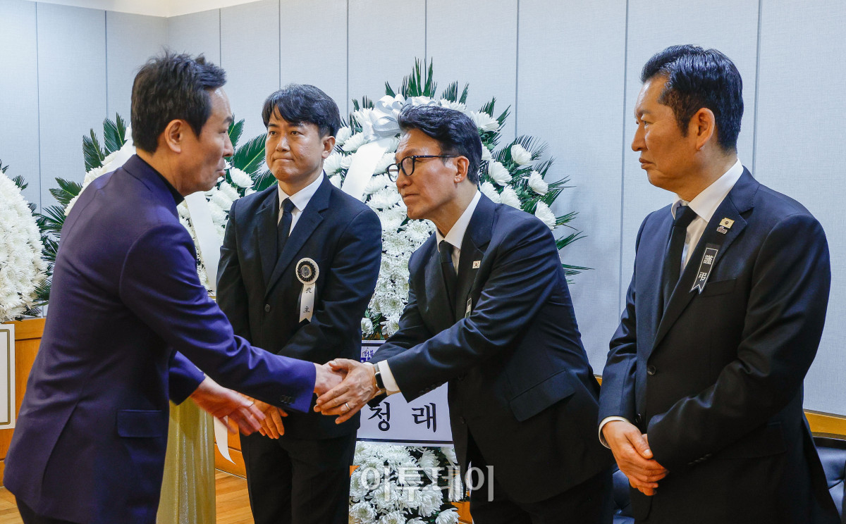 ▲27일 서울 종로구 서울대학교병원 장례식장에 이해찬 민주평화통일자문회의 수석부의장의 빈소가 마련된 가운데 우상호 전 청와대 정무수석이 김민식 국무총리, 더불어민주당 정청래 대표와 인사를 나누고 있다. 이 전 총리는 베트남 출장 중 지난 23일 심근경색으로 쓰러져 병원으로 긴급 이송된 지 이틀만에 숨을 거뒀다. 2026.01.27. 사진공동취재단