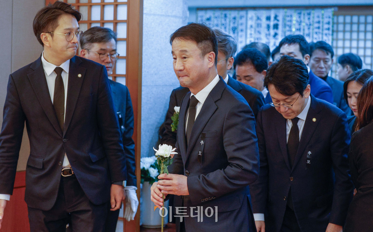 ▲27일 서울 종로구 서울대학교병원 장례식장에 이해찬 민주평화통일자문회의 수석부의장의 빈소가 마련된 가운데 더불어민주당 한병도 원내대표(왼쪽 두번째)가 조문을 하고 있다. 이 전 총리는 베트남 출장 중 지난 23일 심근경색으로 쓰러져 병원으로 긴급 이송된 지 이틀만에 숨을 거뒀다. 2026.01.27. 사진공동취재단