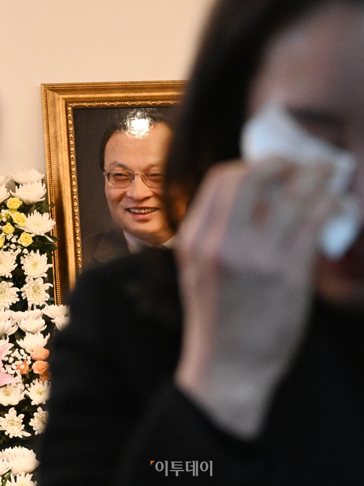 ▲27일 서울 종로구 서울대학교병원 장례식장에 마련된 이해찬 민주평화통일자문회의 수석부의장의 빈소에서 힌 시민이 조문을 마친 후 눈물을 흘리고 있다. 2026.1.27 사진공동취재단