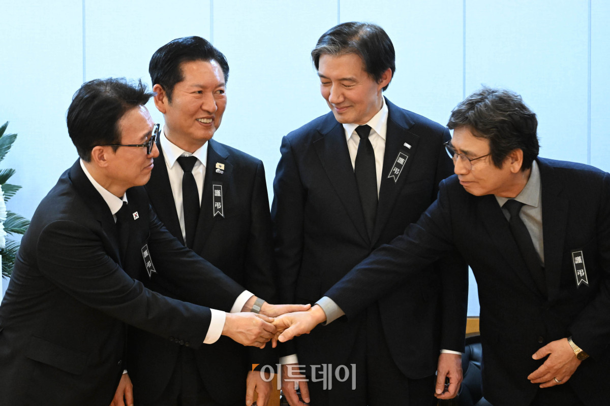 ▲김민석 국무총리(왼쪽 첫번째)가 27일 서울 종로구 서울대학교병원 장례식장에 마련된 이해찬 민주평화통일자문회의 수석부의장의 빈소에서 정청래 더불어민주당 대표(왼쪽 두번째), 조국 조국혁신당 대표(오른쪽 두번째), 유시민 작가(오른쪽 첫번째)와 대화하고 있다. 2026.1.27 사진공동취재단