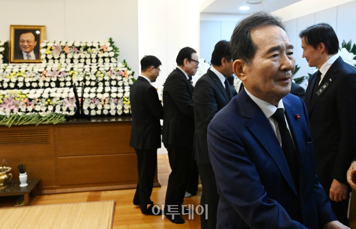 ▲정세균 전 국무총리가 27일 서울 종로구 서울대학교병원 장례식장에 마련된 이해찬 민주평화통일자문회의 수석부의장의 빈소를 조문하고 있다. 2026.1.27 사진공동취재단