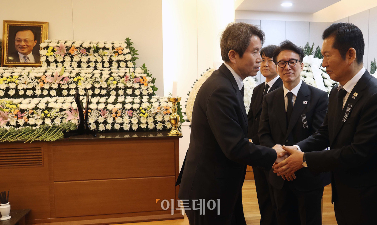 ▲이인영 더불어민주당 의원이 27일 오후 서울 종로구 서울대학교병원 장례식장에 마련된 고 이해찬 민주평화통일자문회의 수석부의장의 빈소를 찾아 조문하며 정청래 더불어민주당 대표를 위로하고 있다. <2026.1.27 사진공동취재단>