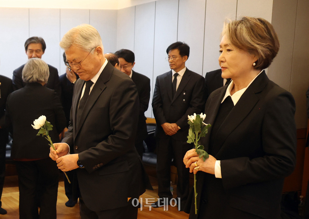▲문재인 전 대통령과 김정숙 여사가 27일 오후 서울 종로구 서울대학교병원 장례식장에 마련된 고 이해찬 민주평화통일자문회의 수석부의장의 빈소를 찾아 조문하고 있다. <2026.1.27 사진공동취재단>