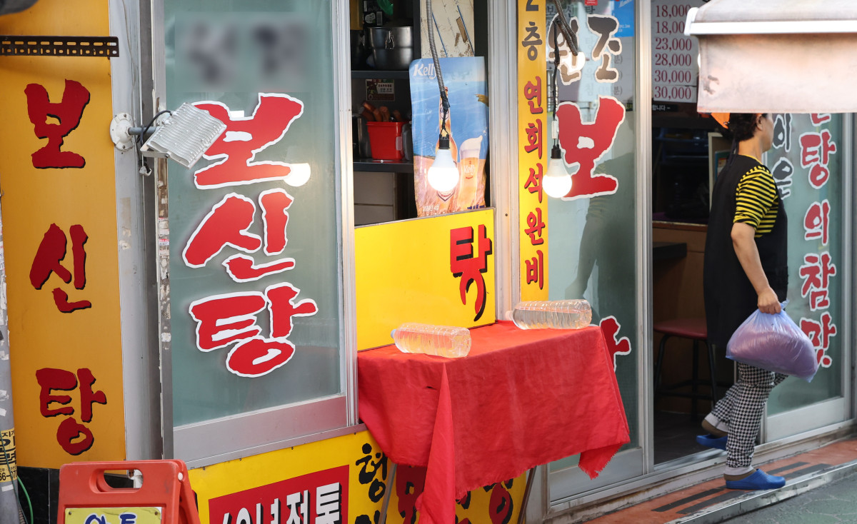 ▲서울 시내 한 보신탕 음식점 앞에서 시민들이 이동하고 있다.  (뉴시스)