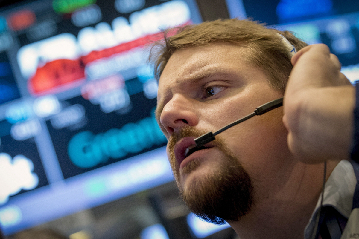 ▲미국 뉴욕증권거래소(NYSE)에서 트레이더가 근무하고 있다. (뉴욕/로이터연합뉴스)