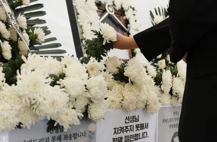 ▲제주도교육청에 마련된 분향소에서 학생 가족의 민원에 시달리다 숨진 제주 모 중학교 교사를 추모하는 사람들의 발길이 이어지고 있다. (사진제공=연합뉴스)