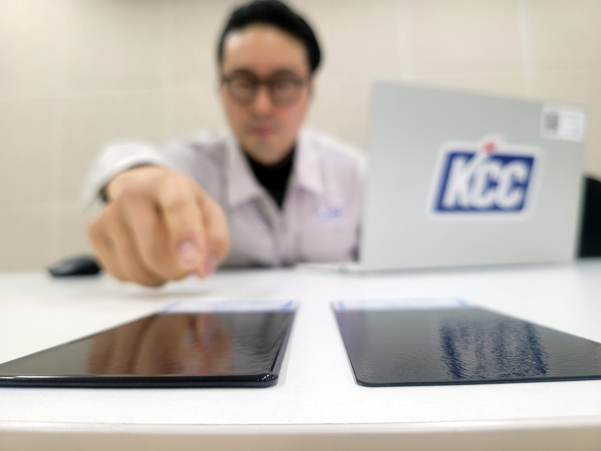 ▲KCC가 개발한 후(厚)도막 분체도료 적용 샘플(왼쪽)과 기존 분체도료 1회 도장 샘플(오른쪽). (사진= KCC)