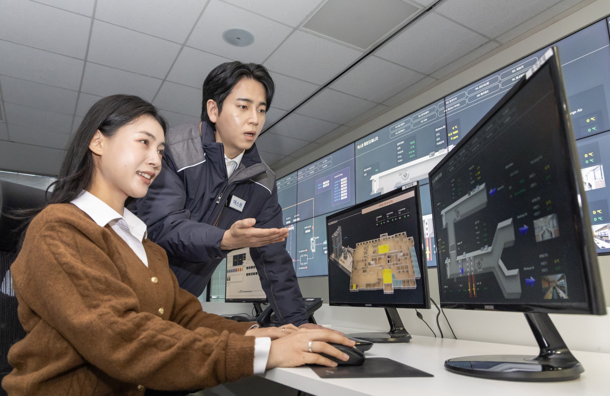 ▲에스원 직원이 'AI 빌딩 에너지 솔루션'을 활용해 건물 에너지 사용 현황을 실시간 모니터링하고 있다. (사진제공=에스원)