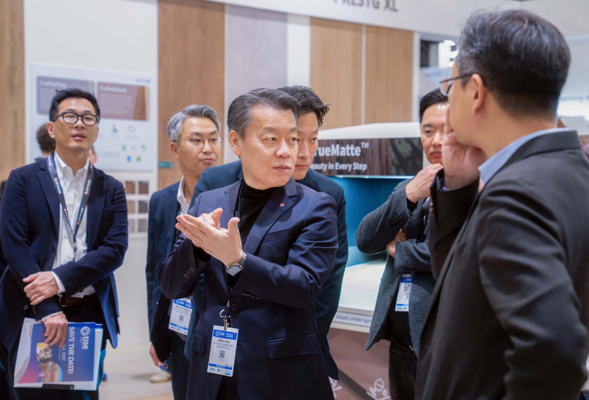 ▲노진서  LX하우시스  사장(사진 가운데)이 LX하우시스 전시관을 살펴보고 있는 모습. (LX하우시스)