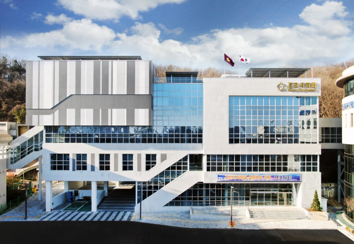 ▲김포시의회 전경. 시의회는 1월 28일부터 2월 5일까지 9일간 제265회 임시회를 열어 조례안 등 11건의 안건 심의와 2026년도 시정업무보고 청취에 나선다. (김포시의회)