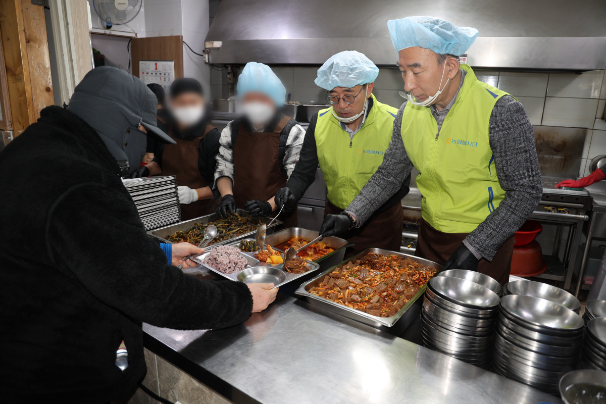 ▲NH농협생명 박병희 대표이사(오른쪽)와 이성환 경영지원부장(가운데)이 서울특별시립 브릿지종합지원센터에서 급식 배식 봉사에 참여하는 모습. (제공 NH농협생명)