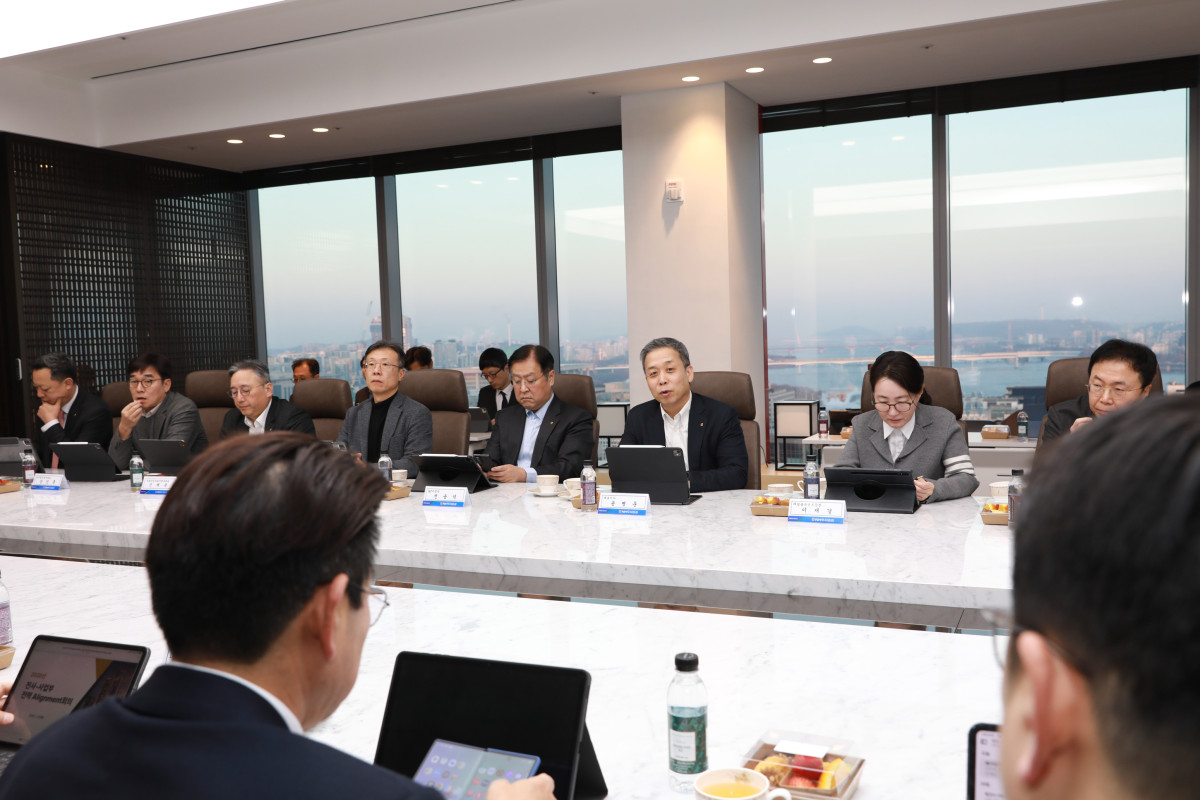 ▲NH투자증권은 27일부터 28일까지 이틀간 여의도 본사에서 전사적 경영 역량을 결집하기 위한 ‘전사 사업부 전략 회의’를 개최했다고 28일 밝혔다. 이번 회의에는 윤병운 대표이사를 비롯해 WM, IB, 디지털, 운용, 홀세일 등 전 사업부 대표와 리스크관리, 경영전략 등 주요 지원 부문 본부장들이 전 일정 상시 배석했다. (NH투자증권)