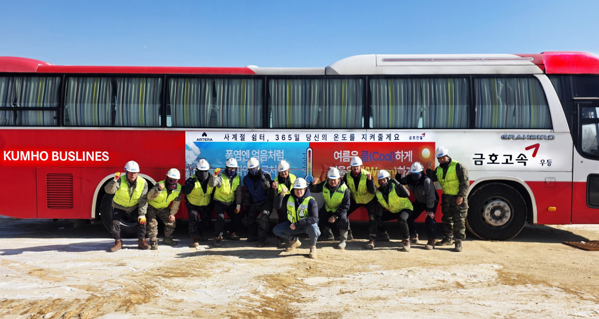 ▲‘이동형 버스 휴게실’ 외관 및 현장 근로자 기념 촬영 모습.  (금호건설)