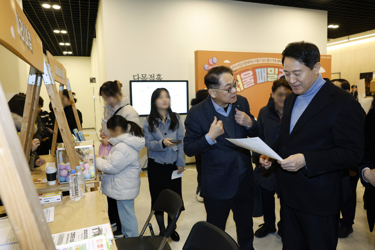 ▲오세훈 서울시장과 황상하 SH 사장이 ‘서울 패밀리 데이’ 행사장에서 ‘출산·양육 정보제공 서비스’에 대한 의견을 나누고 있다. (SH)