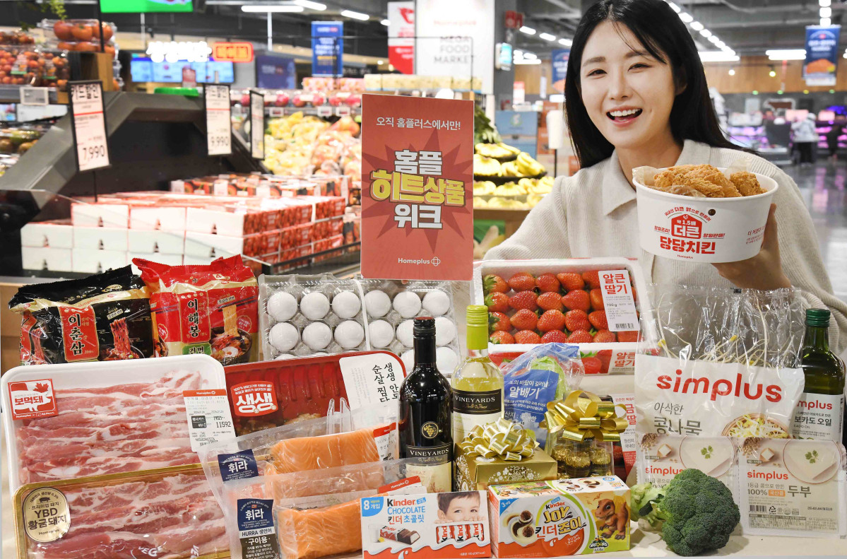 ▲모델이 28일 ‘홈플러스 메가 푸드 마켓 라이브’ 강서점에서 ‘홈플 히트상품 위크’ 등 각종 행사 상품을 소개하고 있다. (사진제공=홈플러스)