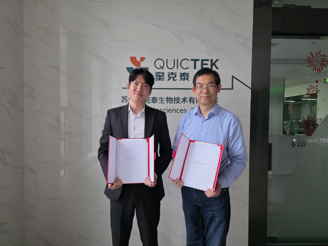 ▲마이크로디지탈은 중국 쑤저우에 본사를 둔 글로벌 바이오 장비 전문 유통사 ‘쑤저우퀵텍바이오사이언스(퀵텍)’와 중국 내 유통ㆍ판매 계약을 체결했다. <왼쪽부터 박상봉 마이크로디지탈 팀장, 양즈쥔(Yangzhijun) 퀵텍 대표이사> (사진제공 = 마이크로디지탈)