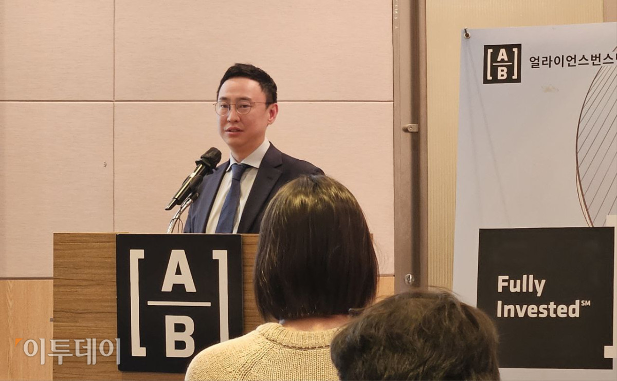 ▲28일 서울 여의도에서 이재욱 선임 포트폴리오 매니저가 2026년 글로벌 주식시장 전망에 대해 설명 중이다. (박정호 기자 godot@)