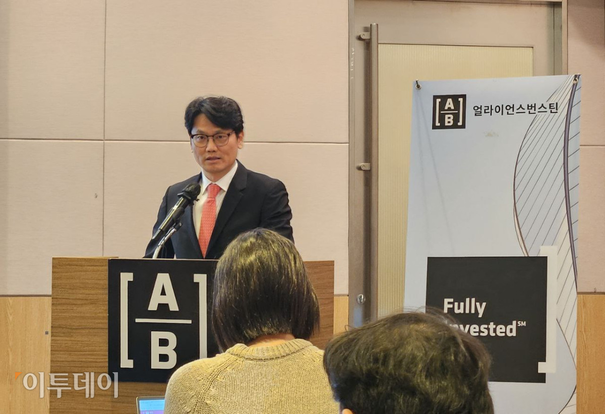 ▲28일 서울 여의도에서 유재흥 선임 포트폴리오 매니저가 2026년 글로벌 채권시장 전망에 대해 설명 중이다. (박정호 기자 godot@)