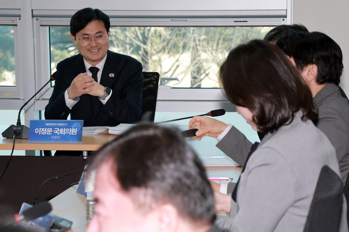 ▲더불어민주당 디지털자산 태스크포스(TF) 위원장인 이정문 의원이 28일 국회의원회관에서 열린 TF 회의에 참석해 TF 소속 의원들과 대화하고 있다. (사진=연합뉴스)