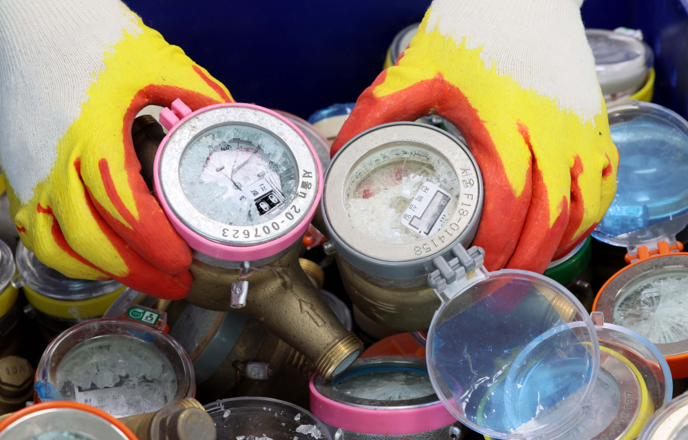 ▲한파가 계속되며 수도계량기 동파 피해가 속출하는 가운데 27일 서울 강북구 북부수도사업소에서 관계자가 동파된 계량기를 정리하고 있다. (이투데이DB)