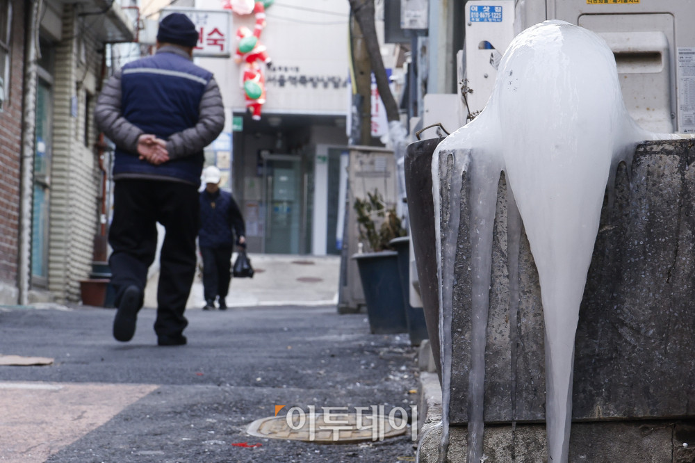 ▲영하 10도 안팎의 한파가 닷새째 이어진 23일 서울 용산구 동자동 쪽방촌 골목에 얼음이 얼어 있다. (이투데이DB)