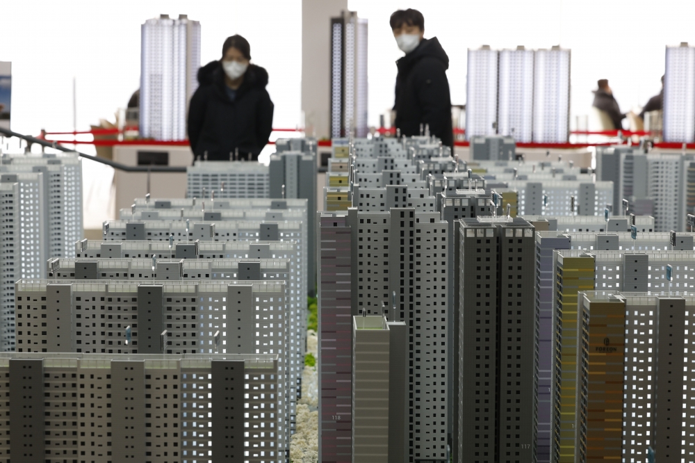 ▲서울의 한 아파트 견본주택을 찾은 방문객들이 단지모형을 살펴보고 있다. 조현호 기자 hyunho@  ((이투데이DB))