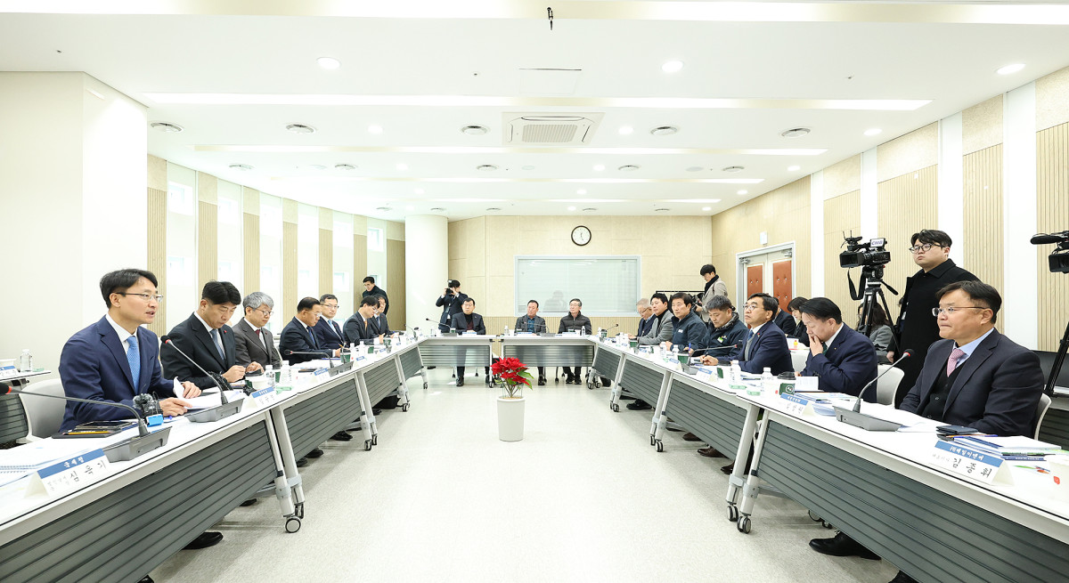 ▲임광현 국세청장(왼쪽 첫 번째)이 28일 여수혁신지원센터에서 중소기업 대표들과 간담회를 열고 인사말을 하고 있다. (사진제공=국세청)