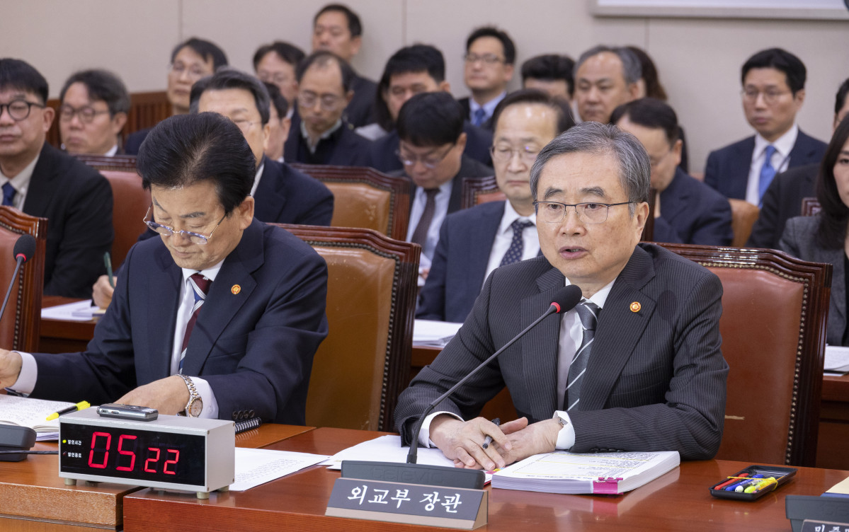 ▲조현 외교부 장관이 28일 국회에서 열린 외교통일위원회 전체 회의에 출석해 도널드 트럼프 미 대통령의 한국에 대한 관세 인상 발언과 관련한 질의에 답하고 있다. (연합뉴스)